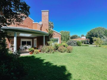 Hermosa Casa En Bosque Alto