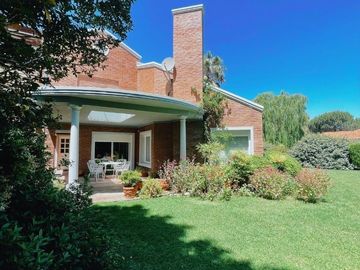Hermosa Casa En Bosque Alto
