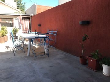Casa En Venta En Caisamar 3 Ambientes Con Dependencia, Garaje Doble Y Quincho