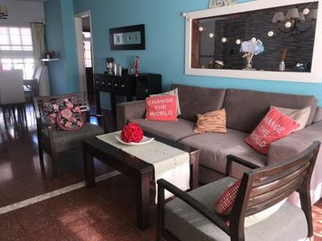 Casa En Venta En Caisamar 3 Ambientes Con Dependencia, Garaje Doble Y Quincho