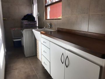 Casa En Venta En Caisamar 3 Ambientes Con Dependencia, Garaje Doble Y Quincho