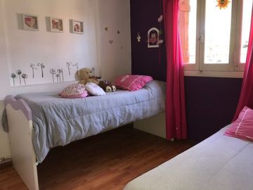 Casa En Venta En Caisamar 3 Ambientes Con Dependencia, Garaje Doble Y Quincho