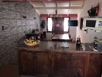 Casa En Venta En Caisamar 3 Ambientes Con Dependencia, Garaje Doble Y Quincho