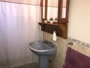 Casa En Venta En Caisamar 3 Ambientes Con Dependencia, Garaje Doble Y Quincho