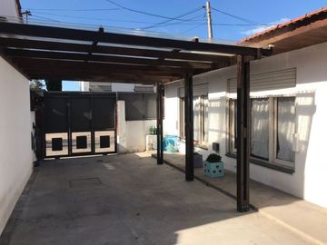 Casa En Venta En Caisamar 3 Ambientes Con Dependencia, Garaje Doble Y Quincho