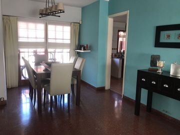 Casa En Venta En Caisamar 3 Ambientes Con Dependencia, Garaje Doble Y Quincho