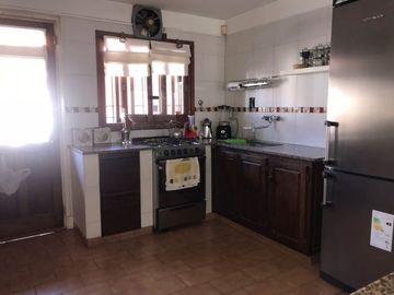 Casa En Venta En Caisamar 3 Ambientes Con Dependencia, Garaje Doble Y Quincho