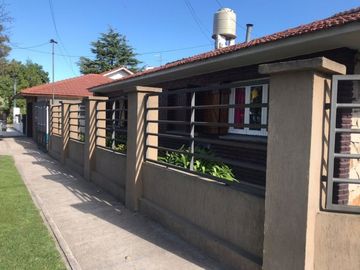 Casa En Venta En Caisamar 3 Ambientes Con Dependencia, Garaje Doble Y Quincho