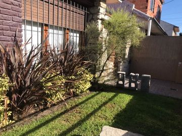 Casa En Venta En Caisamar 3 Ambientes Con Dependencia, Garaje Doble Y Quincho
