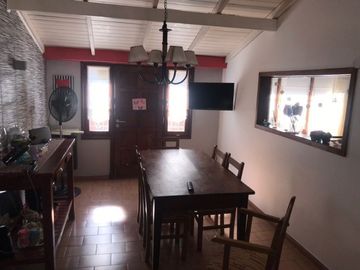 Casa En Venta En Caisamar 3 Ambientes Con Dependencia, Garaje Doble Y Quincho