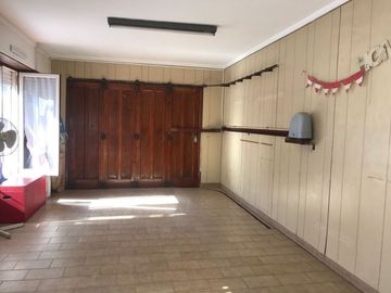Casa En Venta En Caisamar 3 Ambientes Con Dependencia, Garaje Doble Y Quincho