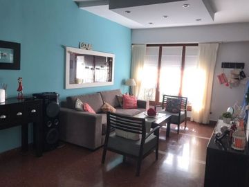 Casa En Venta En Caisamar 3 Ambientes Con Dependencia, Garaje Doble Y Quincho