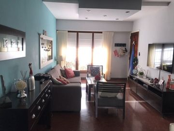 Casa En Venta En Caisamar 3 Ambientes Con Dependencia, Garaje Doble Y Quincho