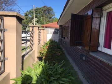 Casa En Venta En Caisamar 3 Ambientes Con Dependencia, Garaje Doble Y Quincho