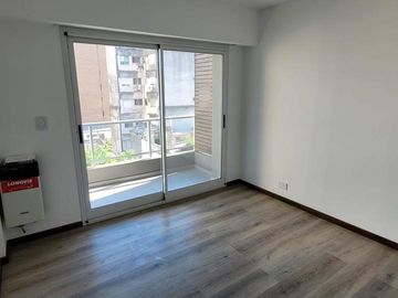 EN VENTA Monoambiente con patio Zeballos al 2200- Barrio Lourdes, Macro centro, Rosario.