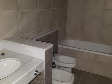 EN VENTA Monoambiente con patio Zeballos al 2200- Barrio Lourdes, Macro centro, Rosario.