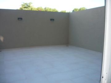 EN VENTA Monoambiente con patio Zeballos al 2200- Barrio Lourdes, Macro centro, Rosario.