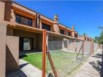 Casa en VENTA-Condos Ugarchete, Aldea Fisherton- 3 dorm 3 baños,2 cocheras,PATIO