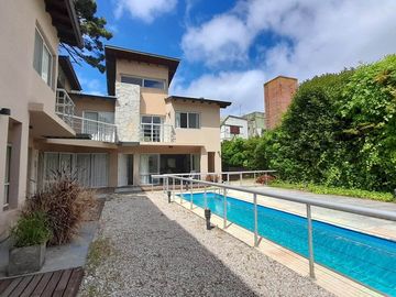 CODIGO 240 - TRIPLEX ALQUILER CON PILETA Y PARRILLA- ZONA DUPLEX PINAMAR
