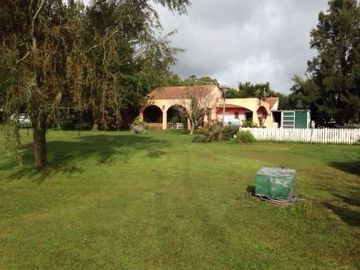 CASA QUINTA EN VENTA (O PERMUTA) EN LA SERRANITA SOBRE LOTE DE 6.540 m2 - KM. 25 DE LA RUTA 226