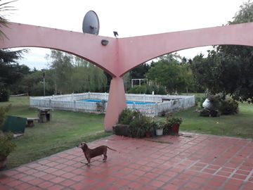 CASA QUINTA EN VENTA (O PERMUTA) EN LA SERRANITA SOBRE LOTE DE 6.540 m2 - KM. 25 DE LA RUTA 226