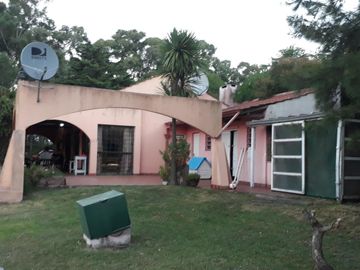 CASA QUINTA EN VENTA (O PERMUTA) EN LA SERRANITA SOBRE LOTE DE 6.540 m2 - KM. 25 DE LA RUTA 226