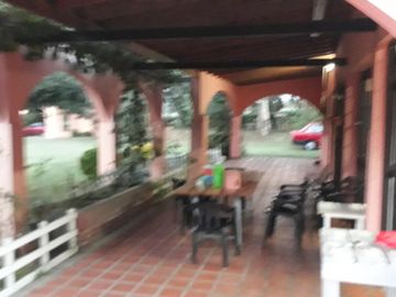 CASA QUINTA EN VENTA (O PERMUTA) EN LA SERRANITA SOBRE LOTE DE 6.540 m2 - KM. 25 DE LA RUTA 226