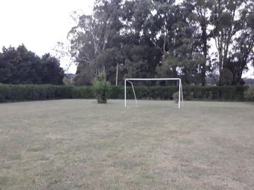 CASA QUINTA EN VENTA (O PERMUTA) EN LA SERRANITA SOBRE LOTE DE 6.540 m2 - KM. 25 DE LA RUTA 226