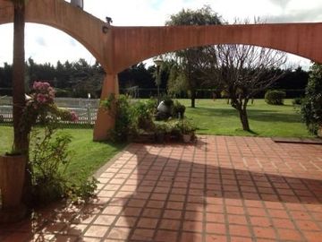 CASA QUINTA EN VENTA (O PERMUTA) EN LA SERRANITA SOBRE LOTE DE 6.540 m2 - KM. 25 DE LA RUTA 226
