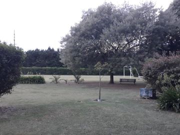 CASA QUINTA EN VENTA (O PERMUTA) EN LA SERRANITA SOBRE LOTE DE 6.540 m2 - KM. 25 DE LA RUTA 226