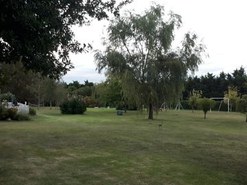 CASA QUINTA EN VENTA (O PERMUTA) EN LA SERRANITA SOBRE LOTE DE 6.540 m2 - KM. 25 DE LA RUTA 226