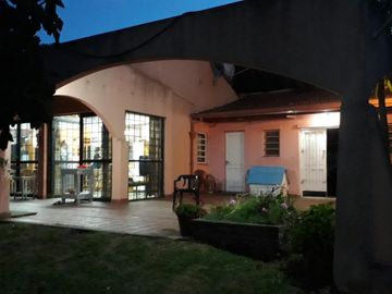 CASA QUINTA EN VENTA (O PERMUTA) EN LA SERRANITA SOBRE LOTE DE 6.540 m2 - KM. 25 DE LA RUTA 226