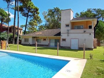 CODIGO 624 - PINAMAR - ALQUILER TEMPORARIO - ZONA ALAMOS - PILETA CLIMATIZADA