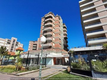 CODIGO 221 - CENTRO PLAYA PINAMAR - 3 AMBIENTES CON COCHERA Y PARRILLA