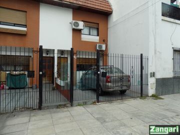 VENTA-TRIPLEX 4 AMB PATIO FONDO COCHERA 2 TZAS-PARQUE PATRICIOS