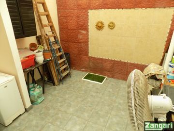 VENTA-TRIPLEX 4 AMB PATIO FONDO COCHERA 2 TZAS-PARQUE PATRICIOS
