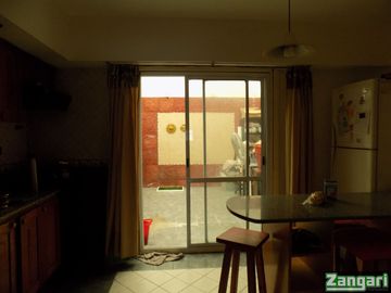 VENTA-TRIPLEX 4 AMB PATIO FONDO COCHERA 2 TZAS-PARQUE PATRICIOS