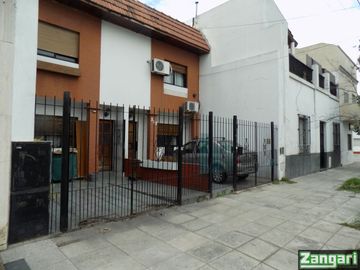 VENTA-TRIPLEX 4 AMB PATIO FONDO COCHERA 2 TZAS-PARQUE PATRICIOS