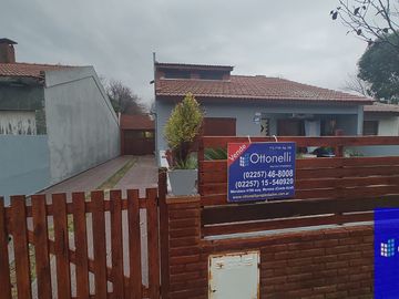 Casa en venta de 4 dormitorios c/ cochera en Costa Azul