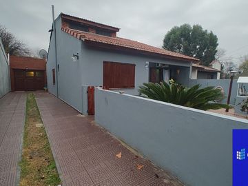 Casa en venta de 4 dormitorios c/ cochera en Costa Azul