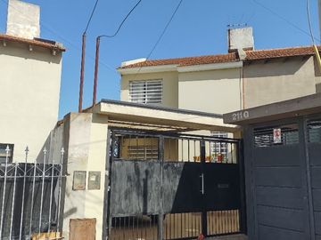calle 85bis e/ 116 y 117 Villa Elvira - Casa 3 dormitorios c/ cochera