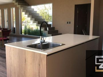 Casa en venta de 3 dormitorios c/ cochera en El Cantón