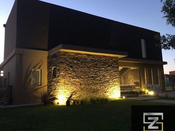 Casa en venta de 3 dormitorios c/ cochera en El Cantón