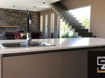 Casa en venta de 3 dormitorios c/ cochera en El Cantón