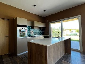 Casa en venta de 3 dormitorios c/ cochera en El Cantón