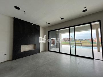Casa en venta de 4 dormitorios c/ cochera en Nordelta El Yacht