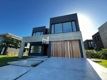 Casa en venta de 4 dormitorios c/ cochera en Nordelta El Yacht