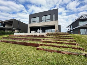 Casa en venta de 4 dormitorios c/ cochera en Nordelta El Yacht