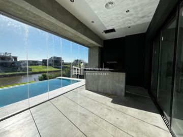 Casa en venta de 4 dormitorios c/ cochera en Nordelta El Yacht