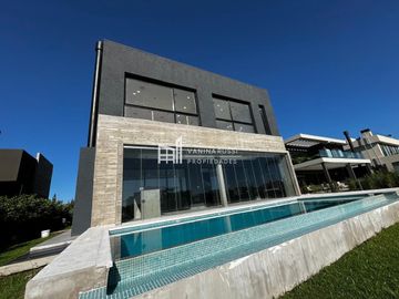 Casa en venta de 4 dormitorios c/ cochera en Nordelta El Yacht